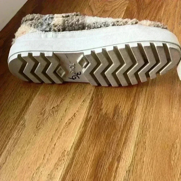 Toms Lace up lug brown multi faux shearling plaid shoes- US womens size 7 - Picture 6 of 10